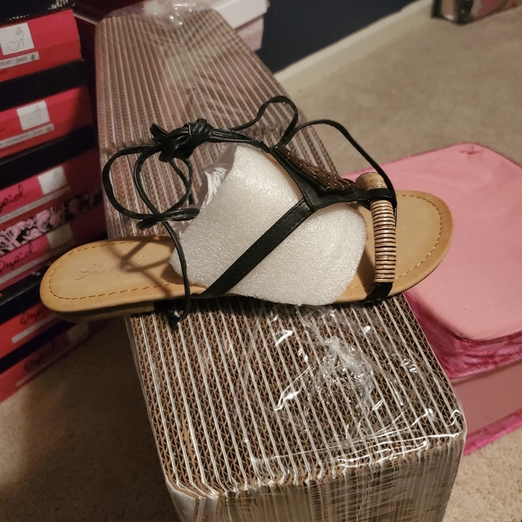 Shelly's wrap around open toe sandal - Picture 3 of 3